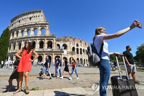 이탈리아가 오는 28일부터 실외 마스크 착용 의무를 해제한다. <AFP=연합뉴스>